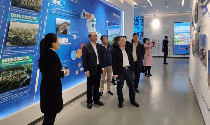 北院帶領(lǐng)遠景智庫成員調(diào)研、匯報風采