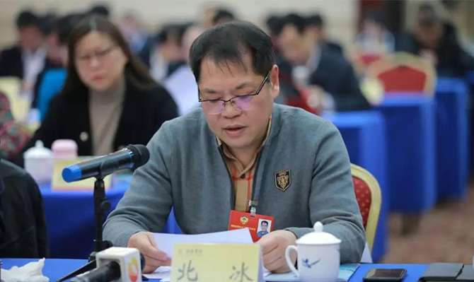 “建言資政勇?lián)?dāng)，一枝一葉總關(guān)情”——“明星”委員北冰出席省政協(xié)十二屆二次會議后記